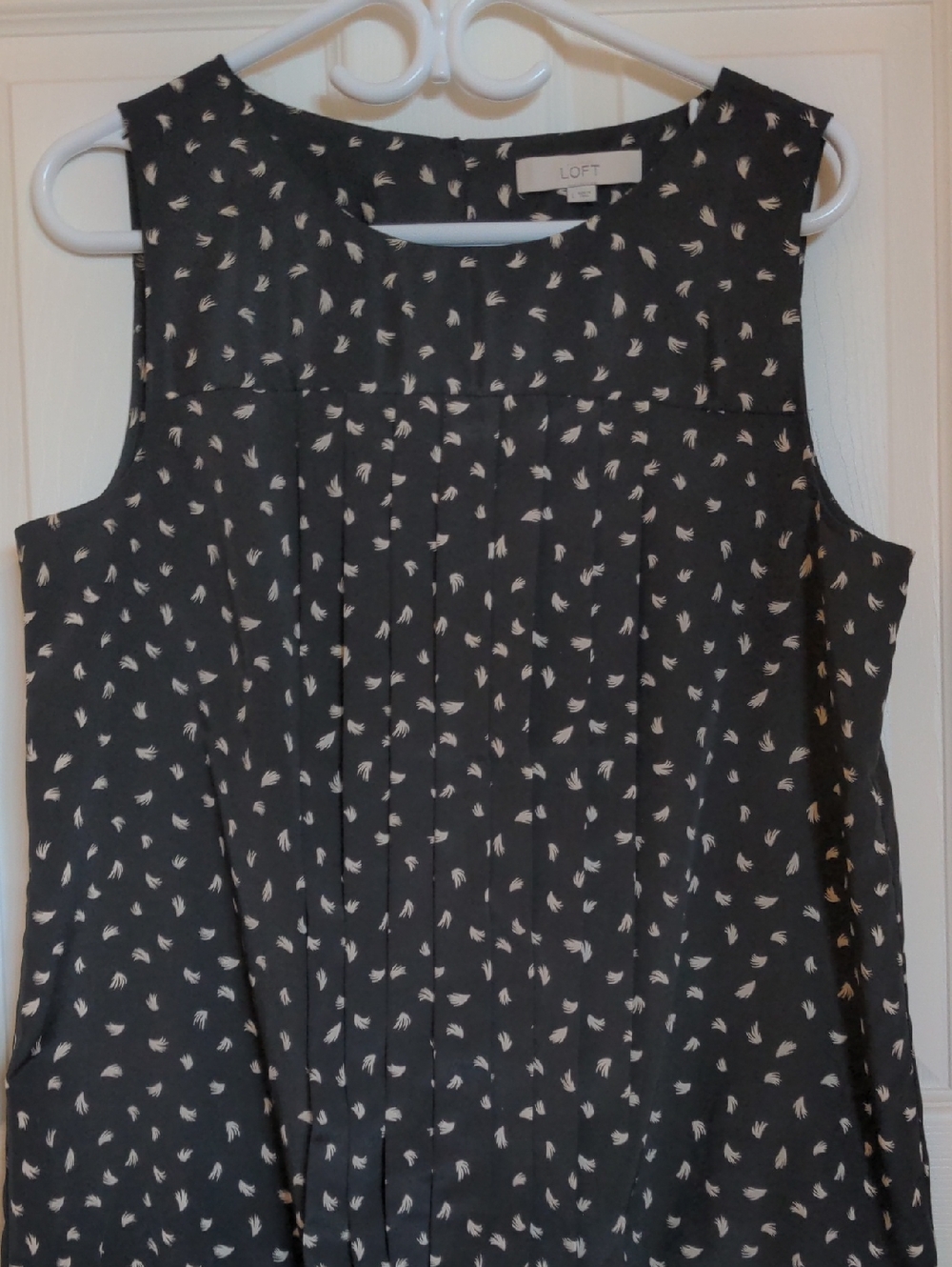 LOFT Black Sleeveless Pleated Printed Blouse
